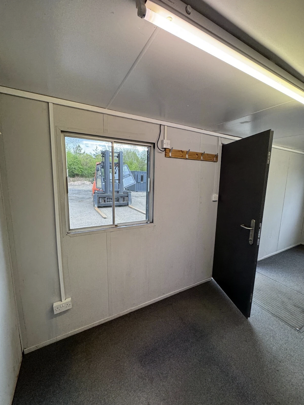 20ft x 8ft Site Office & Canteen Shipping Container – Portable Staff Welfare Unit with Changing Room - Image 7